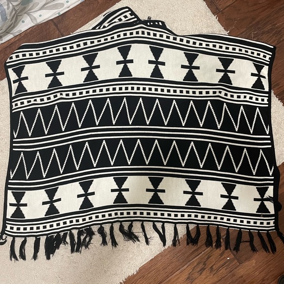 Kensie Aztec Print Cape/Sweater - Picture 2 of 3